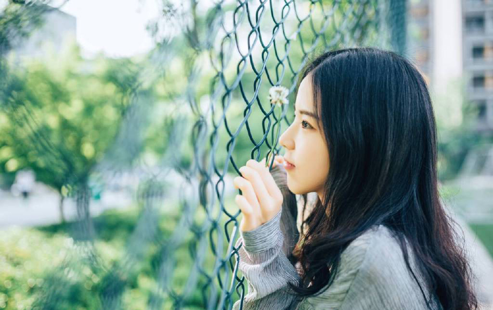 瀑布对悬崖无可畏惧，所以唱出气势磅礴的生命之歌。